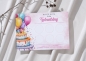 Preview: Personalisierbare Rubbelkarte zum Geburtstag mit gemalter Torte, Kerzen und bunten Luftballons. Die Karte liegt auf weichem, weißen Stoff neben einem trockenen Zweig. Auf der Vorderseite sind sechs leere Rubbelfelder und der Text „Rubbeln und gewinnen! Fi